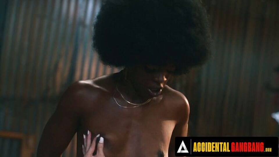 Grandiosa Ana Foxxx partecipa in riprese seduta in faccia