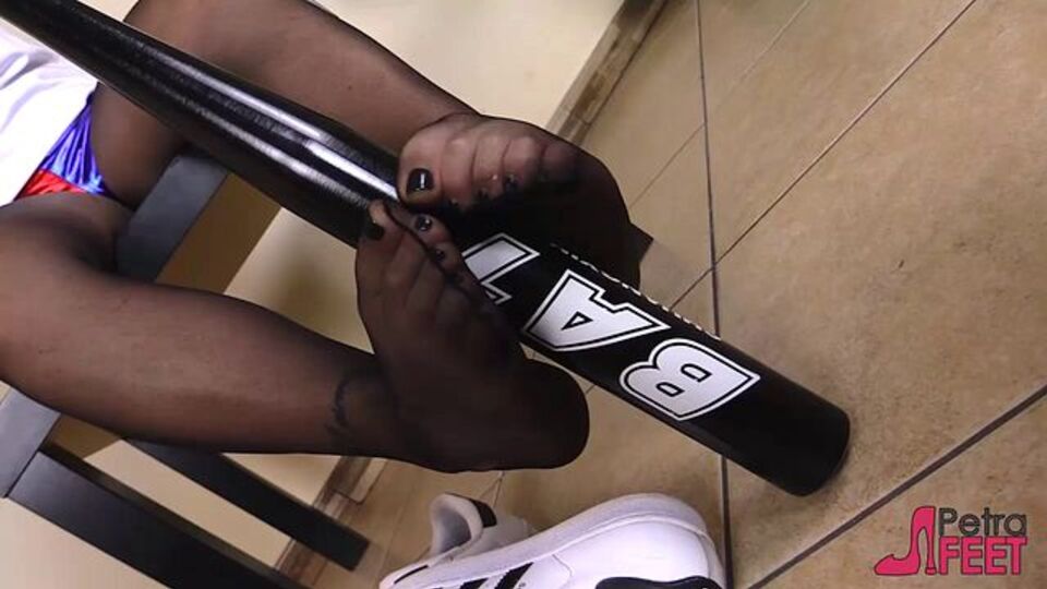 La gracile Harley Quinn dans action bottes