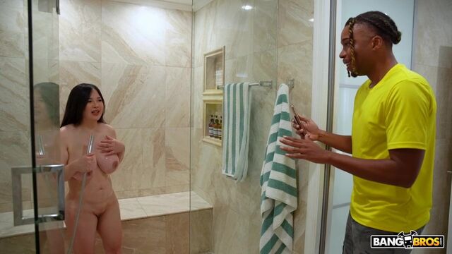 Big Tits, Round Asses presenta pornografía con las culo grande de Miki Moon