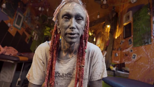 La merveilleuse Lily Lu en vedette dans vidéo tatouage