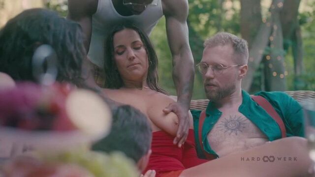 Porno de estilo perrito protagonizado por la sublime Bishop Black y Rod Hardick