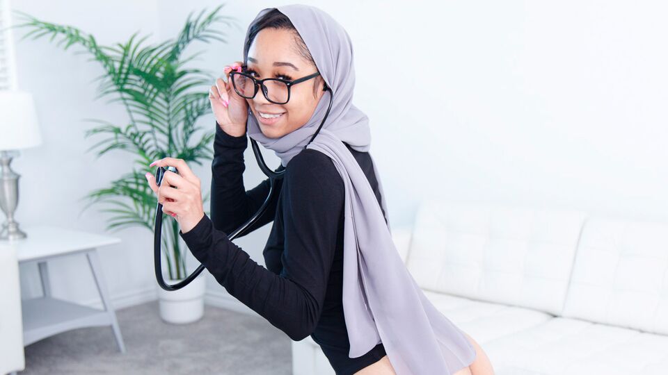 Hijab Hookup प्रस्तुत करता है Alicia Reign का आबनूस लिंग