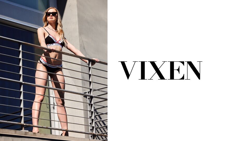 Vixen presenta porno con las tetas grandes de Amber Moore